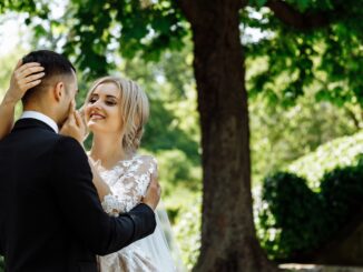 Par der står under træ og skal giftes